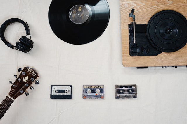 Cassettes, casque, disque et platine représentant la musique.